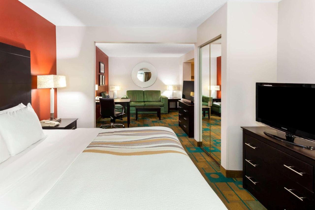 La Quinta By Wyndham Milwaukee Bayshore Area Glendale Exterior photo
